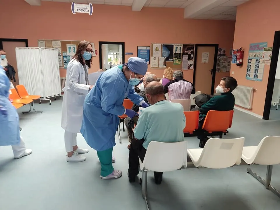 Foto 2 - Cerca de 600 personas reciben la primera dosis de Pficer en Villoria  