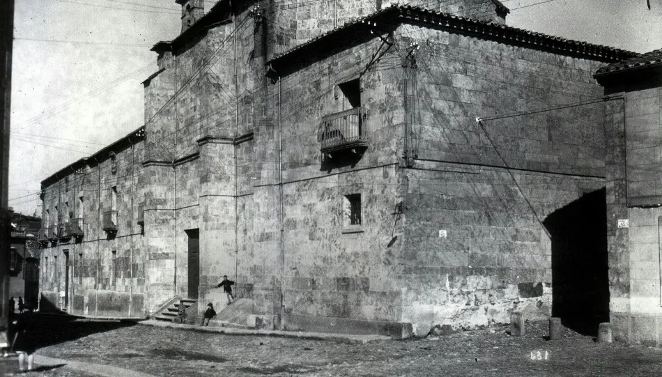 Foto 2 - La plaza de los Basilios y el convento derribado