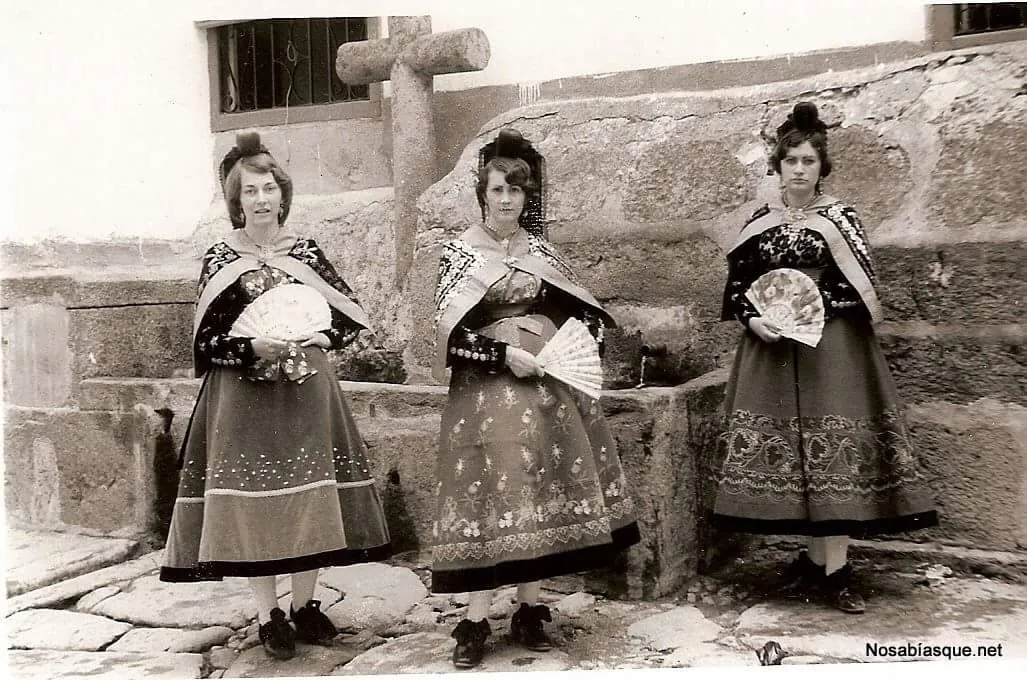 Foto 2 - Mujeres en traje de fiesta (Candelario)