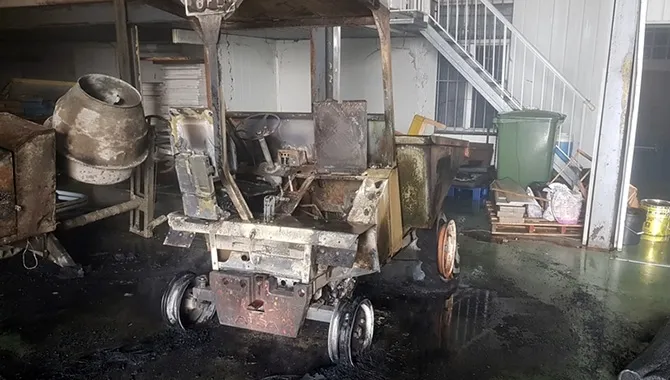 El incendio se producia en el interior del antiguo matadero municipal, que ahora sirve de almacén