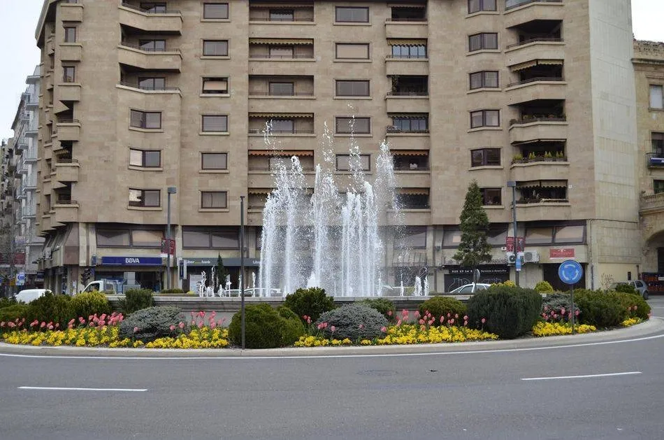 La fuente de la puerta de Zamora de Salamanca se ilumina de azul este domingo por el Día...