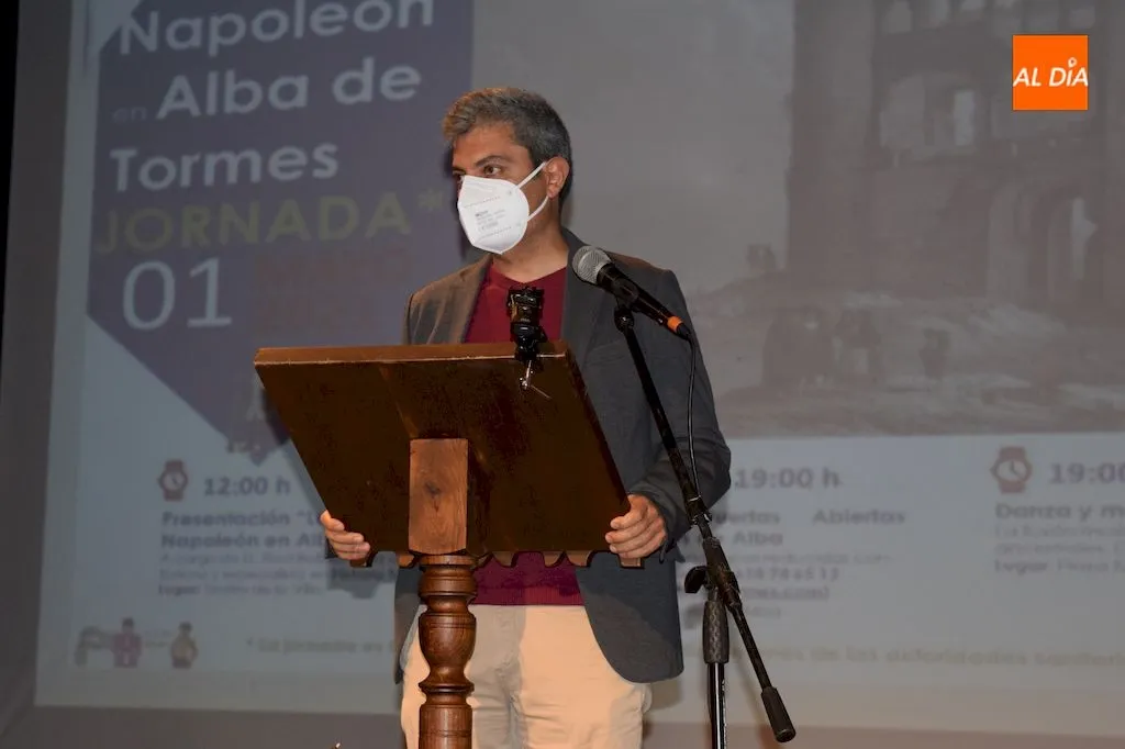 Foto 5 - Expectaci&oacute;n en el teatro ante la ponencia sobre &lsquo;Las huellas de Napole&oacute;n en Alba de Tormes&rsquo;