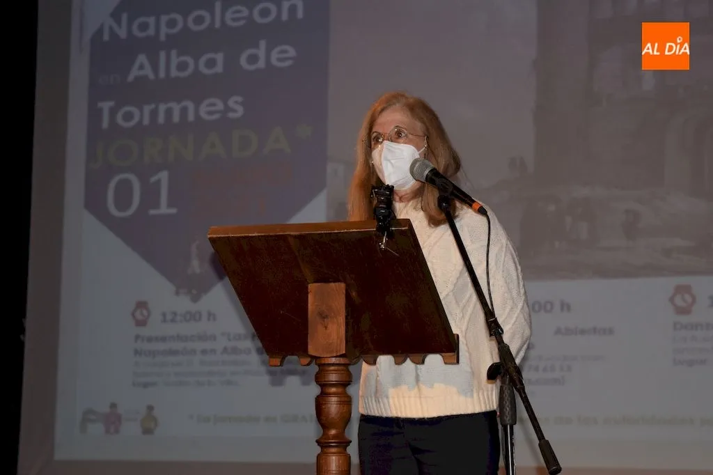 Foto 4 - Expectaci&oacute;n en el teatro ante la ponencia sobre &lsquo;Las huellas de Napole&oacute;n en Alba de Tormes&rsquo;