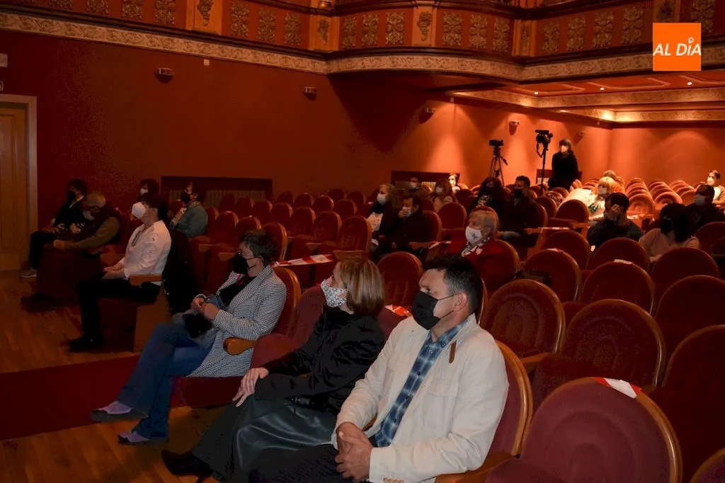 Foto 3 - Expectaci&oacute;n en el teatro ante la ponencia sobre &lsquo;Las huellas de Napole&oacute;n en Alba de Tormes&rsquo;