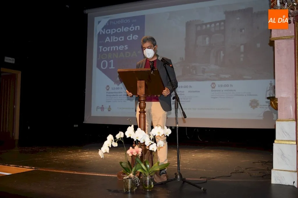 Foto 2 - Expectaci&oacute;n en el teatro ante la ponencia sobre &lsquo;Las huellas de Napole&oacute;n en Alba de Tormes&rsquo;