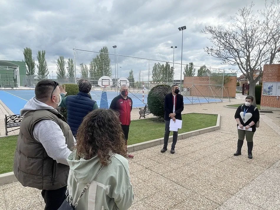 Foto 3 - El Ayuntamiento de Carbajosa abre el complejo deportivo para poder presenciar los partidos de...