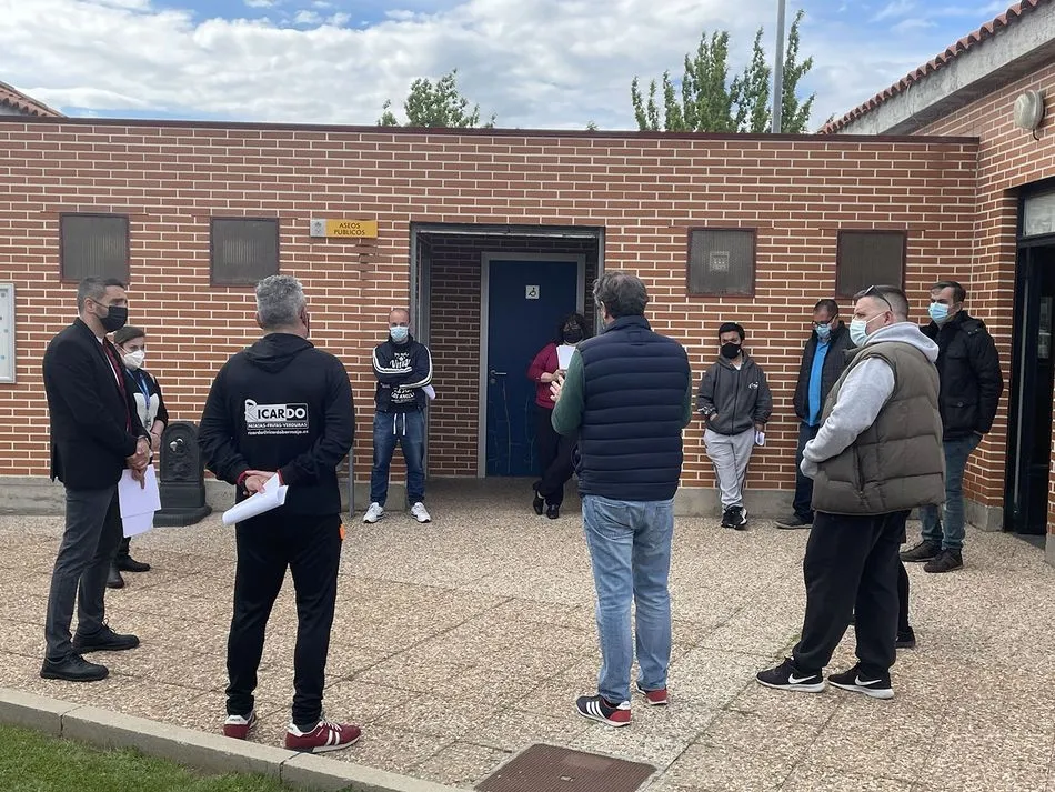 Foto 2 - El Ayuntamiento de Carbajosa abre el complejo deportivo para poder presenciar los partidos de...