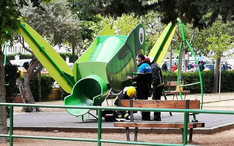 Foto 3 - Gran despliegue para auxiliar a un ni&ntilde;o que qued&oacute; enganchado en el saltamontes de La Glorieta  