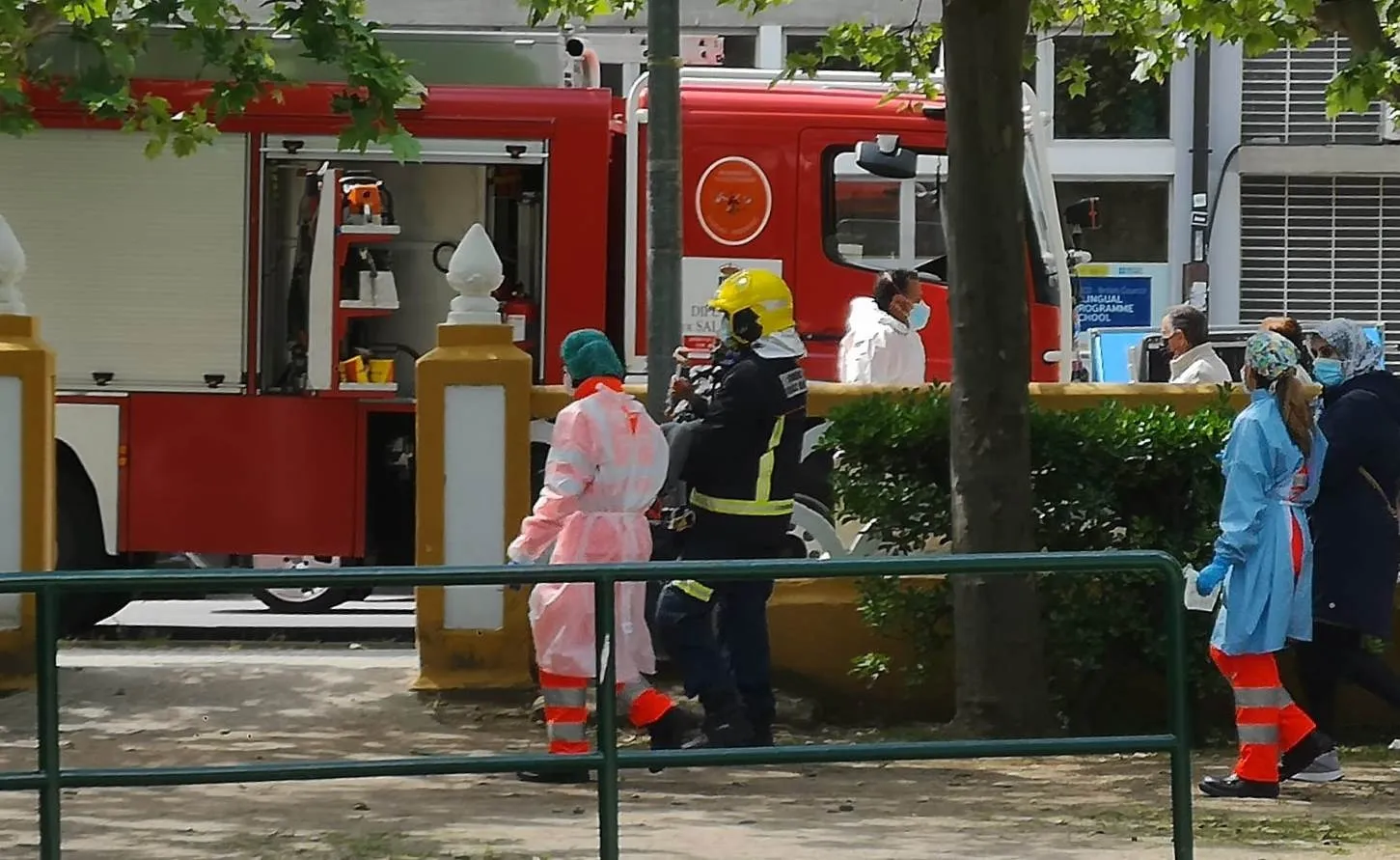 Gran despliegue para auxiliar a un niño que quedó enganchado en el saltamontes de La Glorieta  