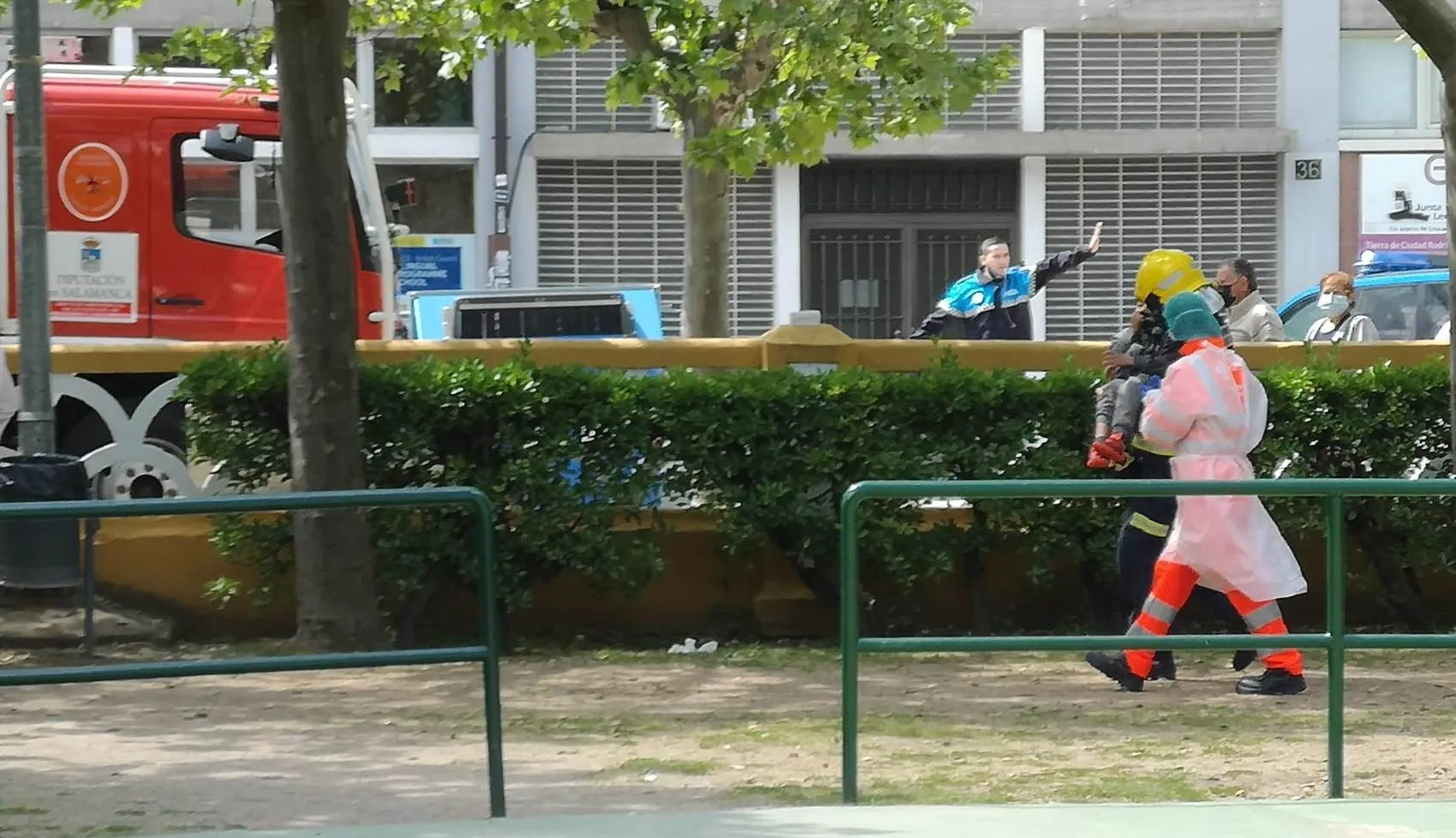 Foto 2 - Gran despliegue para auxiliar a un ni&ntilde;o que qued&oacute; enganchado en el saltamontes de La Glorieta  