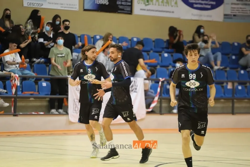 Jugadores del BM Salamanca, en un encuentro de Liga