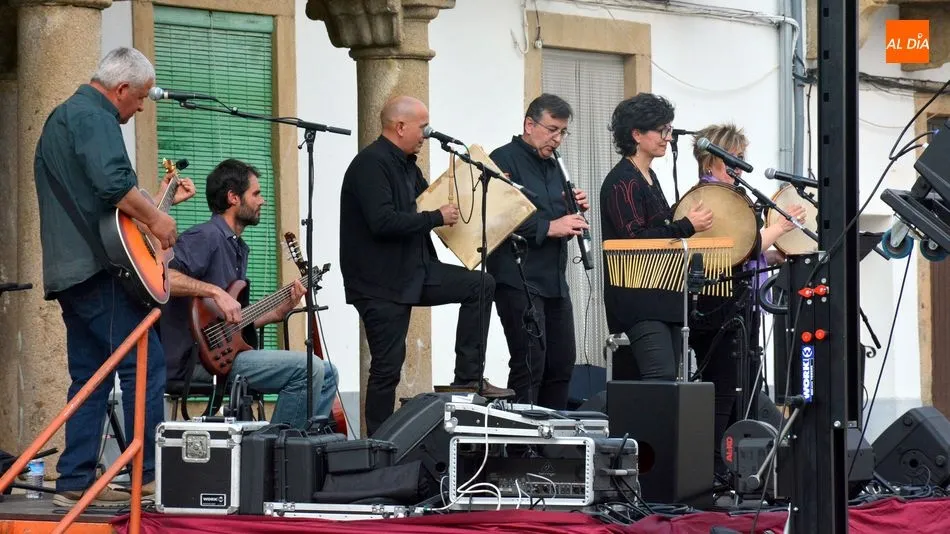 Foto 11 - La m&uacute;sica de Baleo realza la celebraci&oacute;n del D&iacute;a Internacional del Libro en Lumbrales