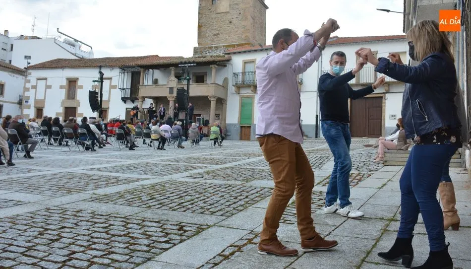 Foto 7 - La m&uacute;sica de Baleo realza la celebraci&oacute;n del D&iacute;a Internacional del Libro en Lumbrales