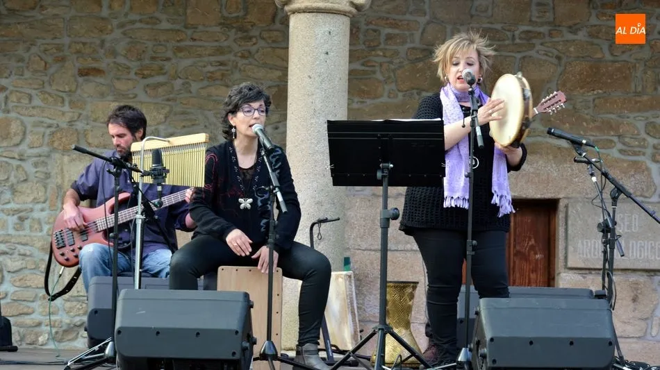 Foto 4 - La m&uacute;sica de Baleo realza la celebraci&oacute;n del D&iacute;a Internacional del Libro en Lumbrales