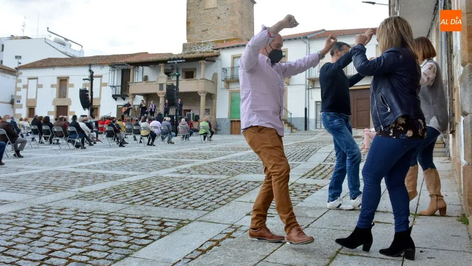 Foto 6 - La m&uacute;sica de Baleo realza la celebraci&oacute;n del D&iacute;a Internacional del Libro en Lumbrales