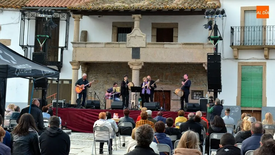 Foto 3 - La m&uacute;sica de Baleo realza la celebraci&oacute;n del D&iacute;a Internacional del Libro en Lumbrales