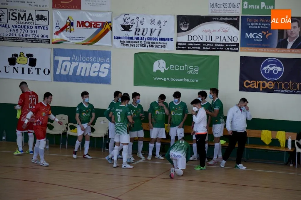Piña de los jugadores del Piensos Durán Albense antes del inicio del encuentro / Pedro Zaballos