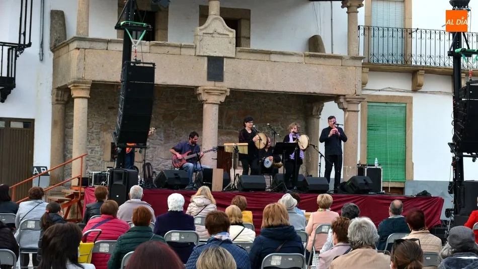 Foto 2 - La m&uacute;sica de Baleo realza la celebraci&oacute;n del D&iacute;a Internacional del Libro en Lumbrales