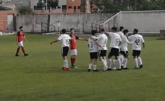 Foto 2 - El Ciudad Rodrigo vence al B&eacute;jar en un amistoso con un doblete de Alberto Mart&iacute;n  