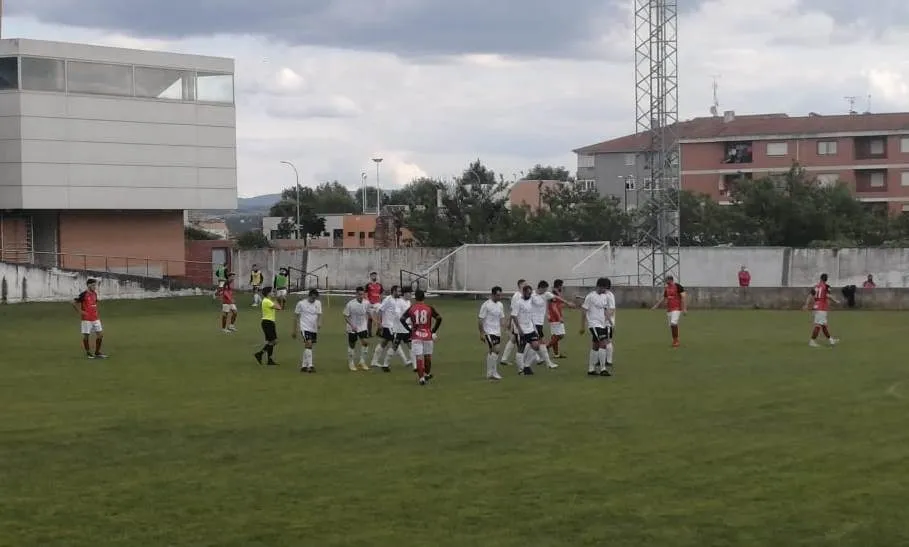 Foto 4 - El Ciudad Rodrigo vence al B&eacute;jar en un amistoso con un doblete de Alberto Mart&iacute;n  
