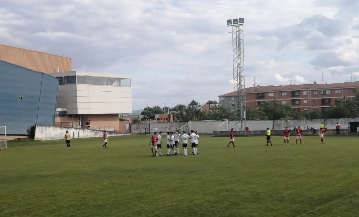 Foto 3 - El Ciudad Rodrigo vence al B&eacute;jar en un amistoso con un doblete de Alberto Mart&iacute;n  
