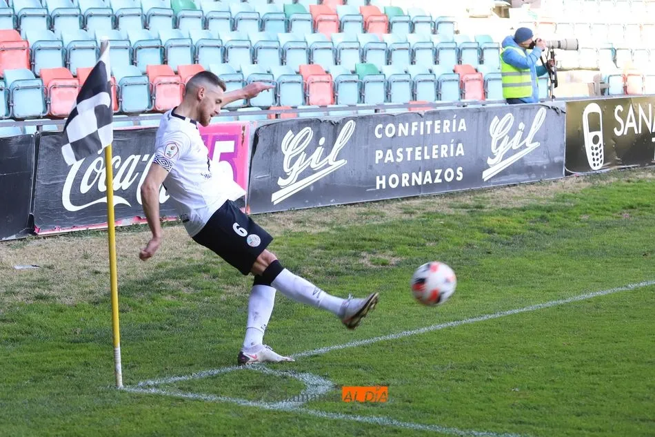 Sergio Molina lanza un córner / Lydia González
