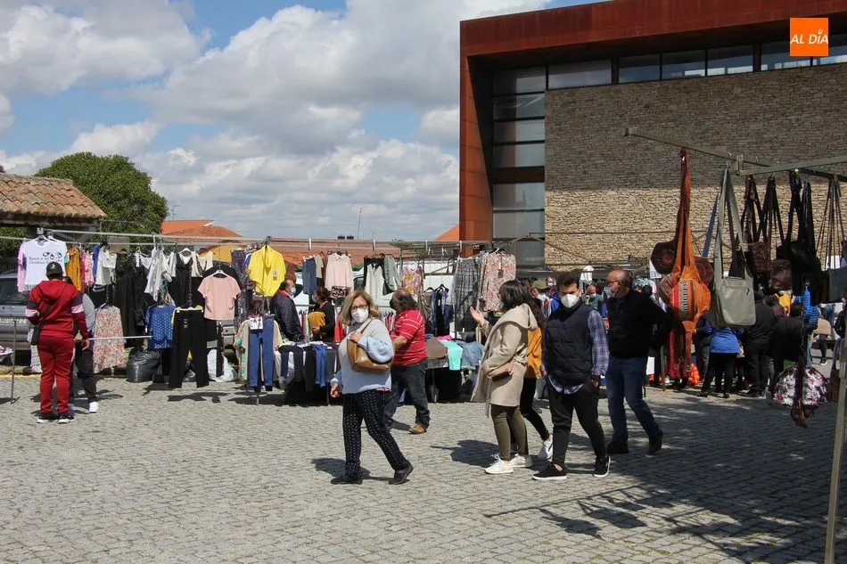Foto 4 - Multitudinario mercadillo del 2 de mayo en Trabanca  