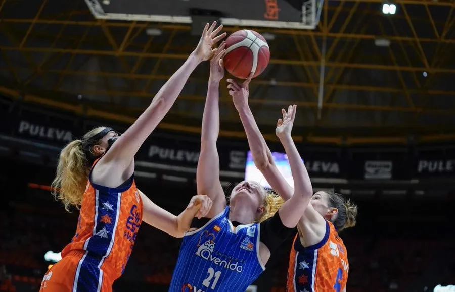 Foto 3 - El Perfumer&iacute;as Avenida fuerza el tercer partido de la final despu&eacute;s de asaltar La Fonteta (74-76)