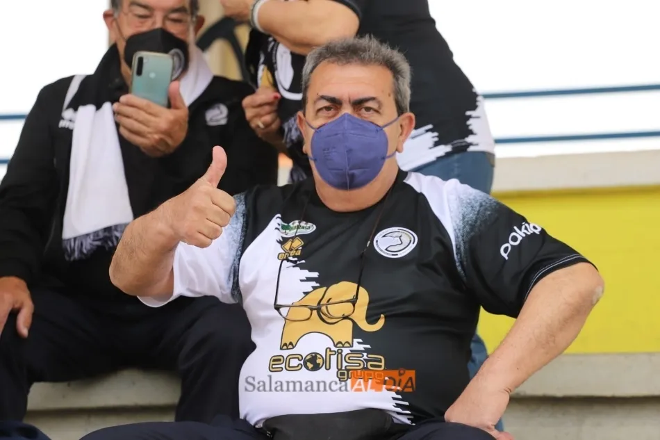 Un aficionado de Unionistas, en su asiento / Lydia González