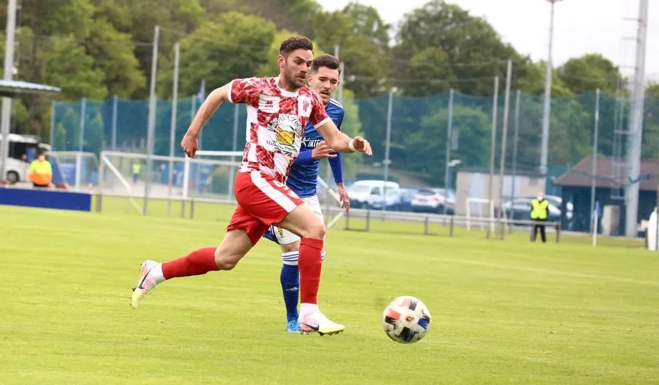 Foto 3 - El CD Guijuelo cae ante el Real Oviedo y queda matem&aacute;ticamente descendido de categor&iacute;a (2-0)