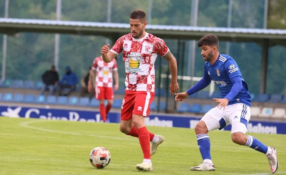 Foto 2 - El CD Guijuelo cae ante el Real Oviedo y queda matem&aacute;ticamente descendido de categor&iacute;a (2-0)