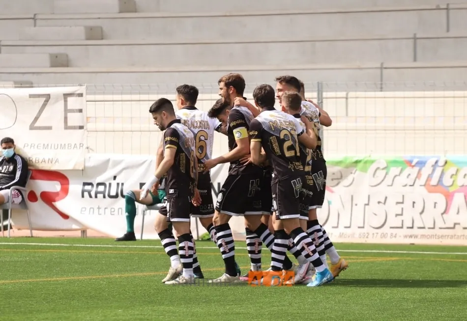 Unionistas celebra el gol del delantero Carlos de la Nava / Lydia González