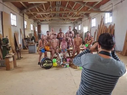 Un calendario erótico en un pueblo de Valladolid recauda casi 20.000 euros contra el cáncer