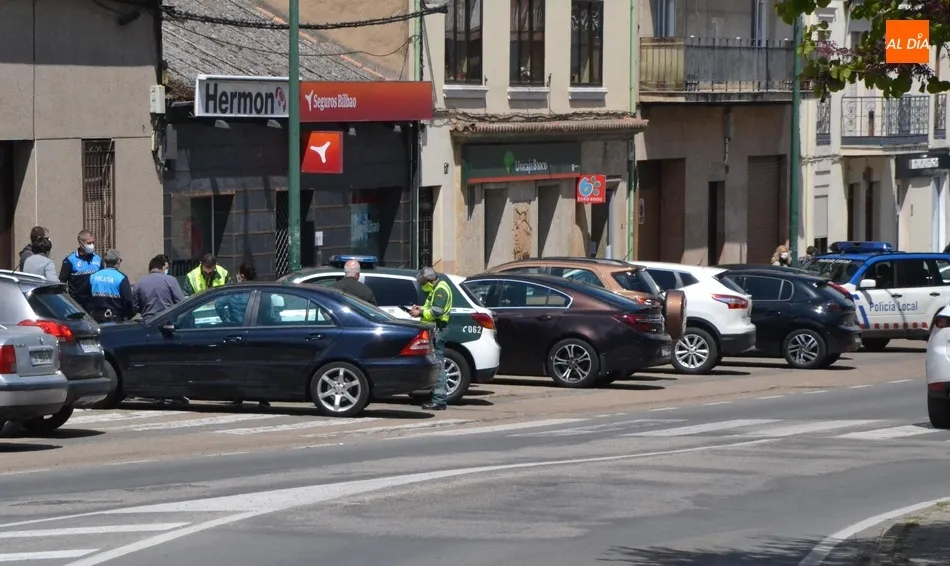 Foto 2 - El impacto de una moto contra un turismo se salda sin consecuencias f&iacute;sicas de relevancia  