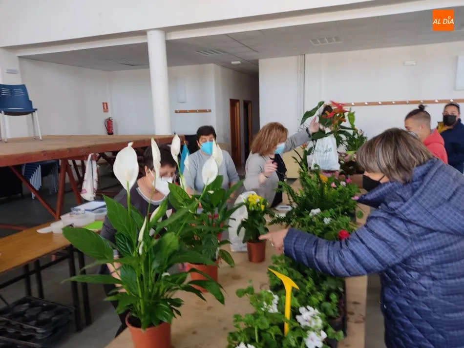 Foto 11 - Villoria derrocha solidaridad con el Mercadillo de las Flores  