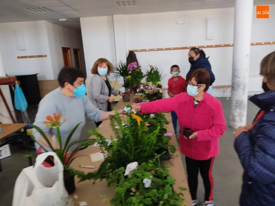Foto 10 - Villoria derrocha solidaridad con el Mercadillo de las Flores  