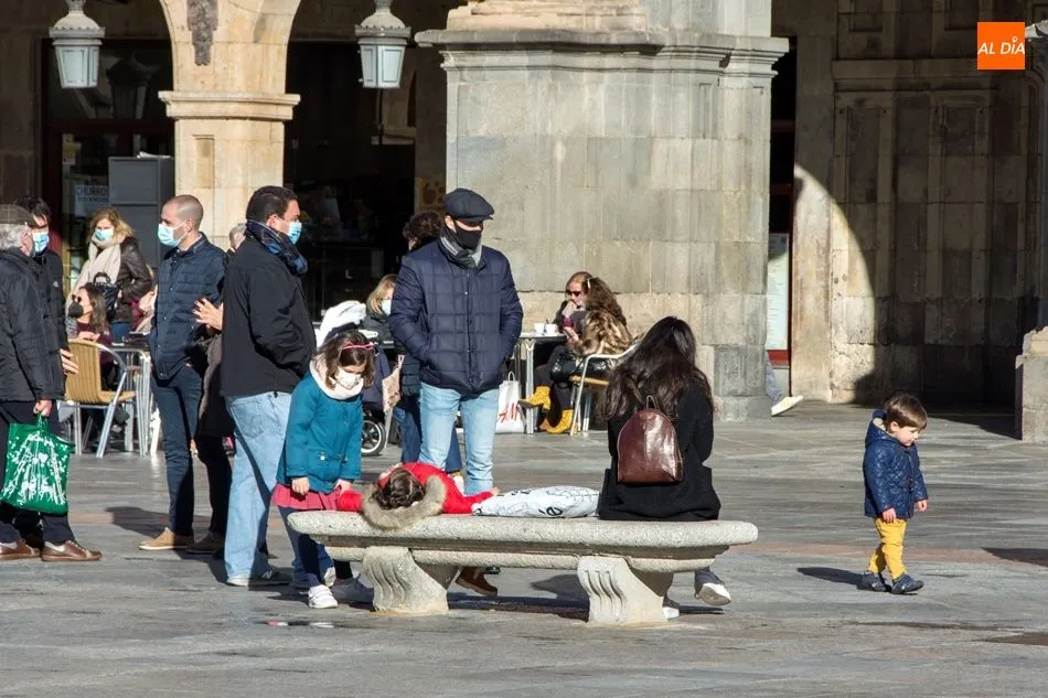 Viandantes en la Plaza Mayor. Foto de archivo