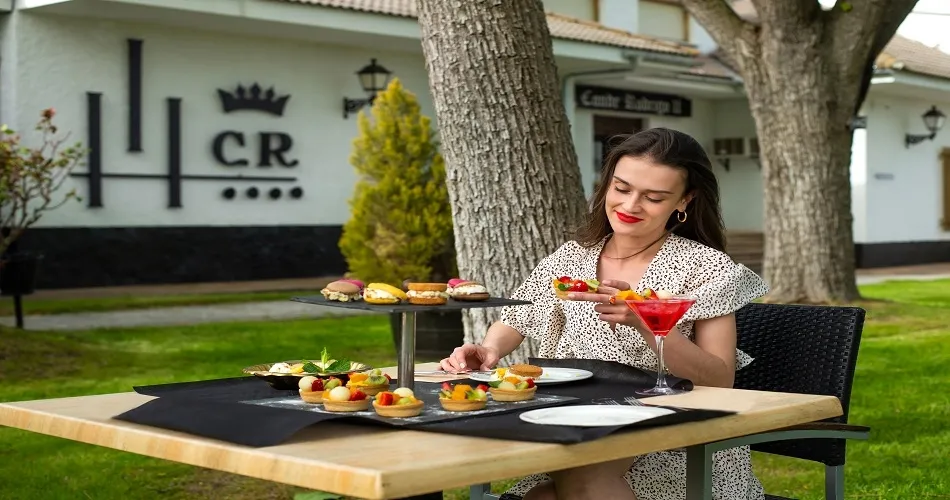 Una clienta disfruta de los postres de La Muralla Fresh