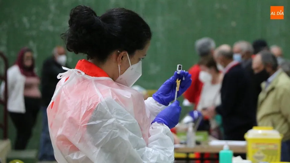 Los mayores de 80 años que fueron vacunadas el 13 de abril recibirán la segunda dosis este martes / CORRAL