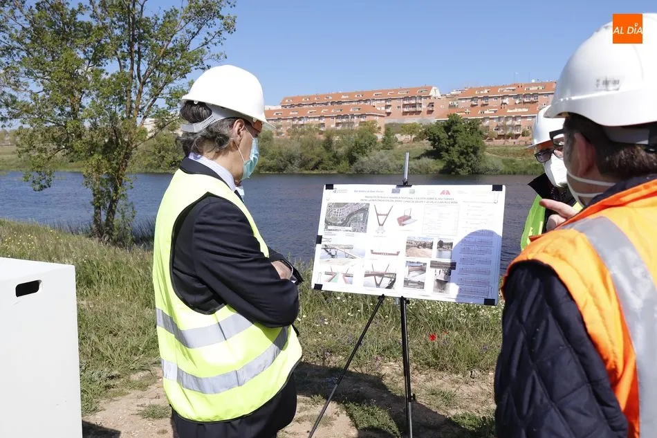 Foto 2 - En junio se instalar&aacute; la estructura de la nueva pasarela sobre el r&iacute;o entre Huerta Otea y los...