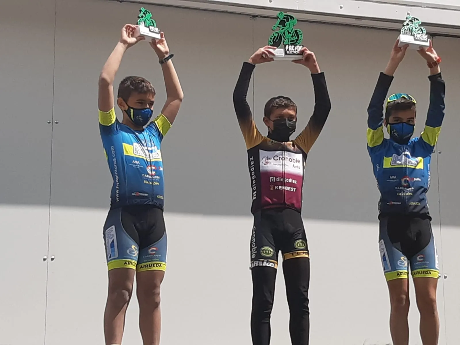 Corredores de la Escuela de Ciclismo, en el podio