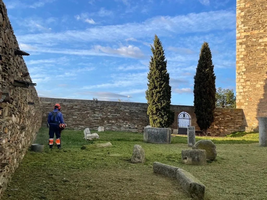 Tareas de jardinería en la zona del Castillo de los Duques de Alba