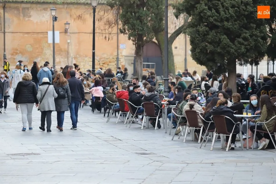 Clientes en las terrazas de bares en el centro de la ciudad