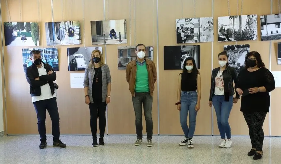 Pedro Samuel Martín, alcalde de Carbajosa, en el centro, junto a algunos de los fotógrafos cuyas imágenes se exponen en esta localidad