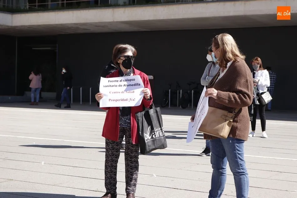 Foto 10 - Concentraci&oacute;n ante la Junta para reivindicar el prometido centro de salud de Prosperidad