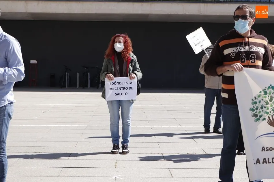 Foto 7 - Concentraci&oacute;n ante la Junta para reivindicar el prometido centro de salud de Prosperidad