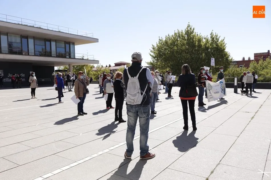 Foto 6 - Concentraci&oacute;n ante la Junta para reivindicar el prometido centro de salud de Prosperidad