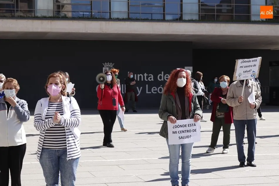 Foto 5 - Concentraci&oacute;n ante la Junta para reivindicar el prometido centro de salud de Prosperidad
