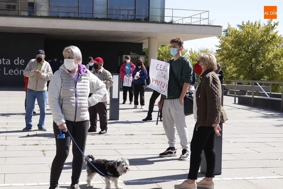 Foto 2 - Concentraci&oacute;n ante la Junta para reivindicar el prometido centro de salud de Prosperidad