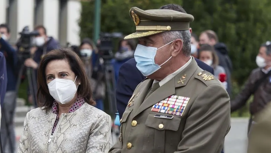 La ministra de Defensa, Margarita Robles, y el Jefe de Estado Mayor del Ejército de Tierra, Francisco Javier Varela. Foto de Eduardo Sanz - EP